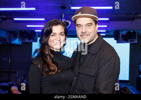 Premio - Blaue Blume 2025 Kati Bork und Raphael Vogt bei der Verleihung BLAUE BLUME von Romance TV im Prince Charles am 12.02.2024 a Berlino. *** Premio Blaue Blume 2025 Kati Bork e Raphael Vogt alla cerimonia di premiazione BLAUE BLUME di Romance TV al Prince Charles il 12 02 2024 a Berlino Copyright: XEventpressxKochanx Foto Stock