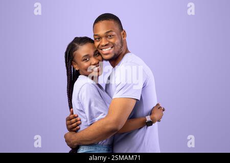 Felice uomo bearded che abbraccia la sua donna nello studio Foto Stock