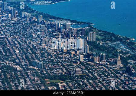 Chicago, Illinois - Vista aerea del fronte lago e delle spiagge di Chicago con Belmont Harbor, Chicago Yacht Club e Lakeshore Drive Foto Stock