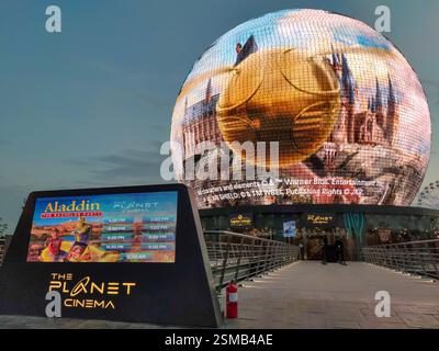 Riyadh, Arabia Saudita - 25 dicembre 2025: Riyadh Boulevard World in Arabia Saudita offre un'esperienza coinvolgente di Harry Potter al Planet Cinema, iconico Foto Stock