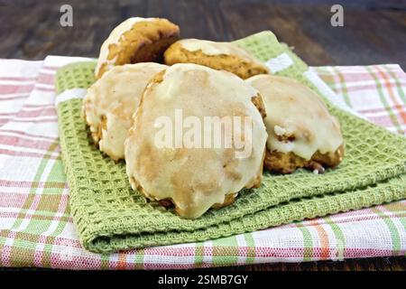 I cookie tutta la zucca su un verde e plaid asciugamani sullo sfondo scuro di tavole di legno Foto Stock