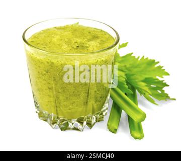 Un bicchiere con un cocktail di sedano, gambi di sedano e foglie isolate su sfondo bianco Foto Stock
