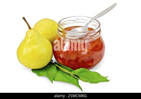 Confettura di pera in un vasetto di vetro con un cucchiaio, pere fresche, ramoscello con foglie isolati su sfondo bianco Foto Stock