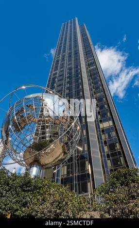 Trump International Hotel and Tower con Globe al Columbus Circle, New York, USA Foto Stock