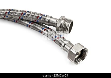 Il rubinetto dell'acqua tocca il tubo in metallo argento con dadi di collegamento isolati su sfondo bianco Foto Stock