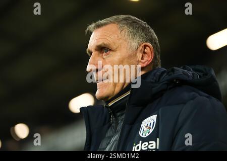 Il manager dei West Bromwich Albion Tony Mowbray esce prima del match per l'EFL Championship tra West Bromwich Albion e Blackburn Rovers Foto Stock