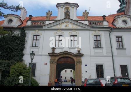 Monastero di Strahov, Repubblica Ceca. Porta barocca con sculture e tetto rosso. Facciata bianca con ingresso ad arco e dettagli ornati. Un simbolo del fai Foto Stock