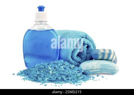 Blu sapone liquido in una bottiglia, solido a strisce blu e sapone a chiazze, sale da bagno, asciugamano blu isolato su sfondo bianco Foto Stock