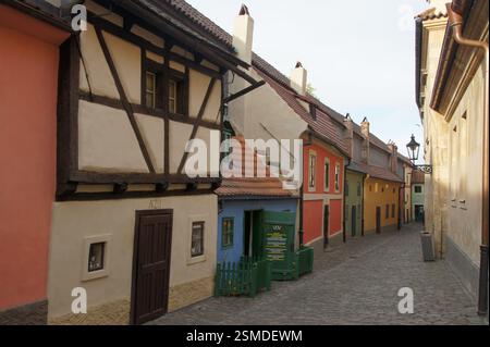 Golden Lane, Praga. Stretta strada acciottolata fiancheggiata da case colorate. Popolare destinazione turistica con un'atmosfera fiabesca. Repubblica Ceca. Foto Stock