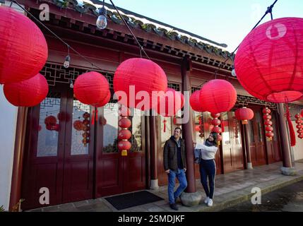 Vancouver, Canada. 12 febbraio 2025. Le persone vedono le decorazioni delle lanterne durante un evento della comunità che celebra il Festival delle Lanterne a Vancouver, British Columbia, Canada, 12 febbraio 2025. Crediti: Liang Sen/Xinhua/Alamy Live News Foto Stock