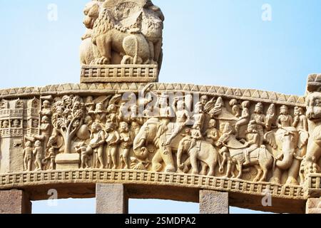 Vista ravvicinata delle storie di Buddha viste sul pannello superiore della porta occidentale dello stupa 1, Sanchi vicino a Bhopal, Madhya Pradesh, India, Asia Foto Stock