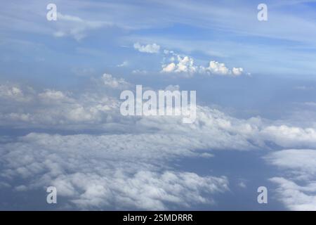 Nuvole da 30, 000 piedi sopra il livello del mare Foto Stock