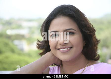 South Asian Indian giovane donna indossa sari rosa e sorridente signor#687N Foto Stock