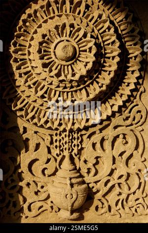 Design circolare scolpito sulle pareti del gradino Adalaj Vava, Ahmedabad, Gujarat, sito patrimonio dell'India Foto Stock