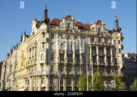 La Repubblica Ceca vanta un'affascinante miscela di storia e fascino moderno. Questo edificio eclettico, adornato da intricate facciate e coronato da un Foto Stock
