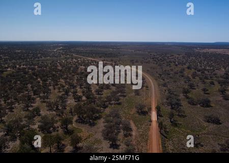 Un'ampia vista dall'alto delle pianure alluvionali del fiume Darling a Louth, nuovo Galles del Sud, Australia. Il paesaggio è dominato da una rete di strade c Foto Stock