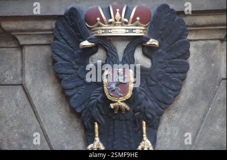 Scultura di aquila a doppia testa, Repubblica Ceca. Pietra nera con dettagli dorati. Corona in cima a ciascuna testa. Scudo con il leone rosso al centro. Simbolo del Russ Foto Stock