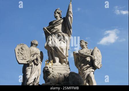 La statua di San Giovanni di Nepomuk, situata nella Repubblica Ceca, raffigura un angelo che regge uno scudo e un altro angelo che regge una corona. Questo rappresentante della statua Foto Stock