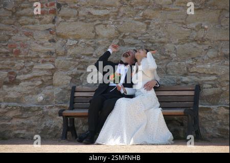 Un bellissimo matrimonio si svolge nell'incantevole città di Praga. Repubblica Ceca. La coppia felice si scambia i voti in un luogo storico, circondato dal l Foto Stock