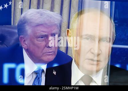 Il presidente degli Stati Uniti Donald Trump (a sinistra) e il presidente russo Vladimir Putin (a destra) sono visti. Una lunga conversazione telefonica ha avuto luogo tra il presidente russo Vladimir Putin e il presidente americano Donald Trump. I capi di Stato hanno discusso questioni relative all'intelligenza artificiale, al Medio Oriente e all'energia. L'argomento principale era la questione di un accordo in Ucraina. Donald Trump ha parlato a favore di una cessazione anticipata delle ostilità e di una soluzione pacifica al problema. Vladimir Putin, da parte sua ha menzionato la necessità di eliminare le cause profonde del conflitto e ha concordato con Donald Trump Foto Stock