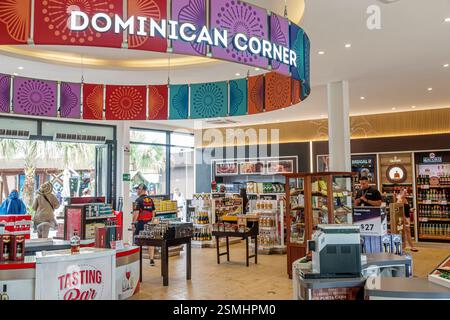 San Felipe de Puerto Plata, Repubblica Dominicana, porto della baia di Taino, villaggio commerciale, interno, angolo dominicano, prodotti locali, bar di degustazione, liquori di vino Foto Stock