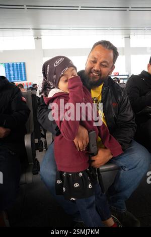 shanghai, Cina - 7 dicembre 2024 padre e bambino aspettano alla stazione ferroviaria di Shanghai Hongqiao Foto Stock