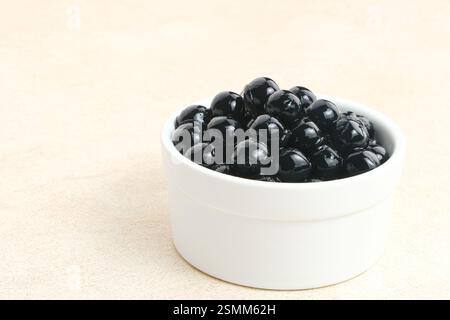 Perle di tapioca di boba nera, condimento in bollicine di tè o altra bevanda Foto Stock