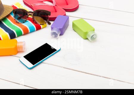 Accessori da spiaggia luminosi con accessori colorati per una giornata di sole in riva al mare Foto Stock