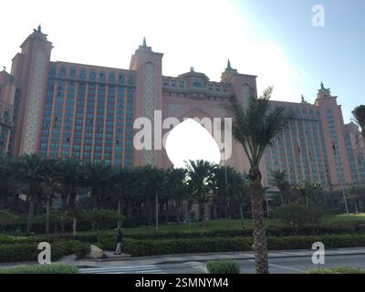 L'iconico hotel Atlantis The Palm di Dubai sorge sull'isola artificiale di Palm Jumeirah. Una maestosa struttura in stile arabo con un caratteristico arco, i Foto Stock