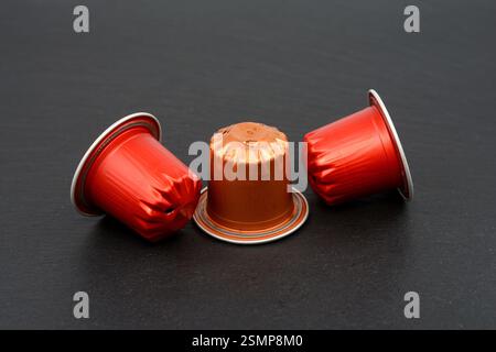 Capsule di caffè usate su sfondo nero Foto Stock