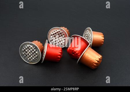 Capsule di caffè usate su sfondo nero Foto Stock