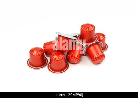 capsule o cialde di caffè espresso su sfondo bianco isolato. Può essere utilizzato come elemento per il proprio progetto Foto Stock