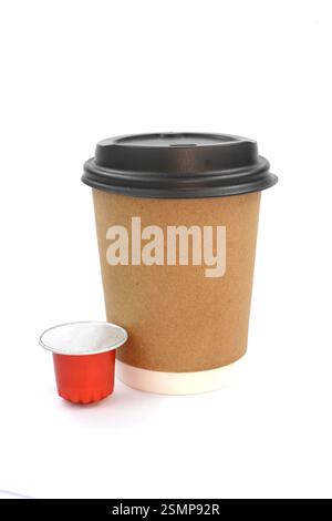 capsule o cialde di caffè espresso e tazza di cartone monouso su sfondo bianco isolato. Può essere utilizzato come elemento per il proprio progetto Foto Stock