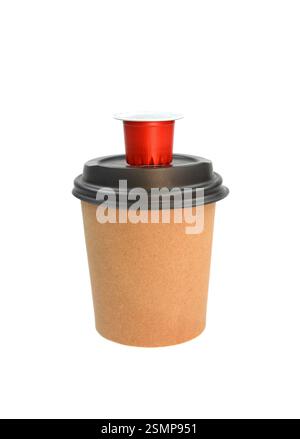 capsule o cialde di caffè espresso e tazza di cartone monouso su sfondo bianco isolato. Può essere utilizzato come elemento per il proprio progetto Foto Stock
