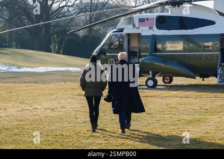 WASHINGTON, DC, USA - 24 gennaio 2025: Il presidente degli Stati Uniti Donald Trump e parla con la stampa al fianco della First Lady Melania Trump sul South Lawn. Foto Stock