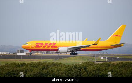 Auckland, nuova Zelanda – 1 febbraio 2025: DHL Air VH-XQU Boeing 767-3JHF(ER) in rullaggio all'aeroporto internazionale di Auckland. Foto Stock
