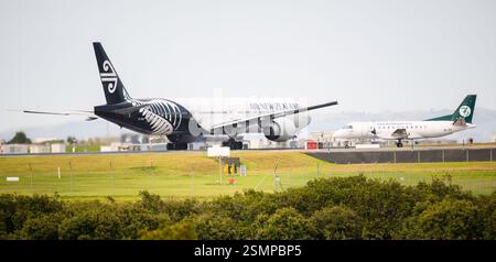 Auckland, nuova Zelanda – 1 febbraio 2025: Air New Zealand ZK-OKO Boeing 777-319(ER) e Air Chathams ZK-CIY Saab 340A presso Auckland International Airpo Foto Stock