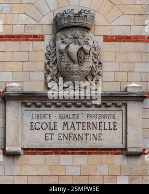 Parigi, Francia - 02 09 2025 : facciata di una "scuola materna" con il motto della Repubblica francese "libertà, uguaglianza, fraternità" Foto Stock