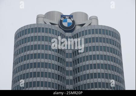 L'edificio della sede centrale BMW in Germania, Monaco, è un edificio a quattro cilindri con un grande logo BMW blu e bianco sulla parte superiore. Ospita l'azienda Foto Stock
