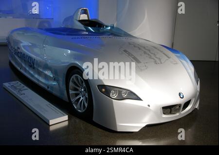 Un'auto a idrogeno BMW H2R color argento, una concept car futuristica con motore a combustione d'idrogeno, è in mostra al BMW Museum in Germania, Monaco di Baviera. Foto Stock