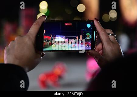 Cani robot, con decorazioni a forma di testa di leone, si esibiscono a ballare insieme a ballerini tradizionali durante una celebrazione del Festival delle Lanterne nella città di Suzhou, Foto Stock