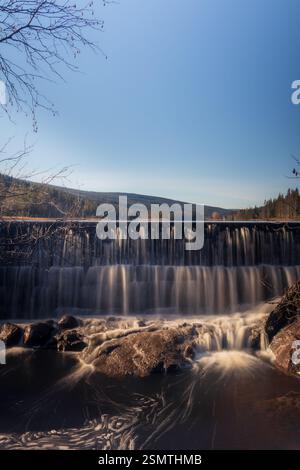 Laghi tranquilli di Hurdalsjøen e Skrukkelisjøen, betulle dorate e acque riflettenti. Un tranquillo rifugio autunnale dove la bellezza della natura invita alla riflessione Foto Stock