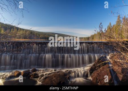 Laghi tranquilli di Hurdalsjøen e Skrukkelisjøen, betulle dorate e acque riflettenti. Un tranquillo rifugio autunnale dove la bellezza della natura invita alla riflessione Foto Stock
