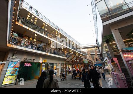 Seoul, Corea del Sud - 24-03-2024: Centro storico, strade trafficate, venditori di merci, turisti in esplorazione. Cultura vivace, mercati tradizionali, l Foto Stock