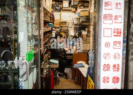 Seoul, Corea del Sud - 24-03-2024: Centro storico, strade trafficate, venditori di merci, turisti in esplorazione. Cultura vivace, mercati tradizionali, l Foto Stock