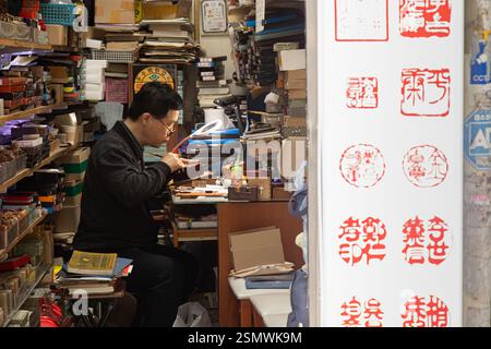 Seoul, Corea del Sud - 24-03-2024: Centro storico, strade trafficate, venditori di merci, turisti in esplorazione. Cultura vivace, mercati tradizionali, l Foto Stock