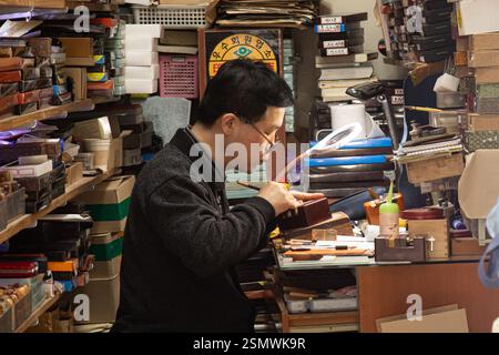 Seoul, Corea del Sud - 24-03-2024: Centro storico, strade trafficate, venditori di merci, turisti in esplorazione. Cultura vivace, mercati tradizionali, l Foto Stock