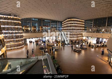 Seoul, Corea del Sud - 25-03-2024: Libreria Starfield, famosa attrazione turistica, vaste librerie. Visitatori in visita, nel vivace quartiere di Gangnam. Foto Stock