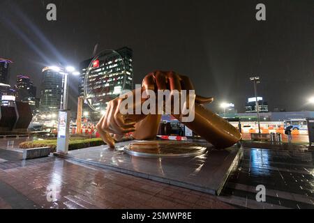 Seoul, Corea del Sud - 25-03-2024: Libreria Starfield, famosa attrazione turistica, vaste librerie. Visitatori in visita, nel vivace quartiere di Gangnam. Foto Stock