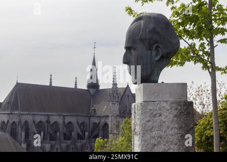 MONS, BELGIO, 1 MAGGIO 2024: Veduta delle opere d'arte pubbliche, il monumento di Charles Plisnier, nel Parc de Chateau, a Mons, Belgio. Saint Waltrude Collegiate Foto Stock